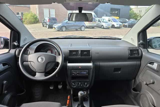 Volkswagen Fox (2009) thumbnail 3