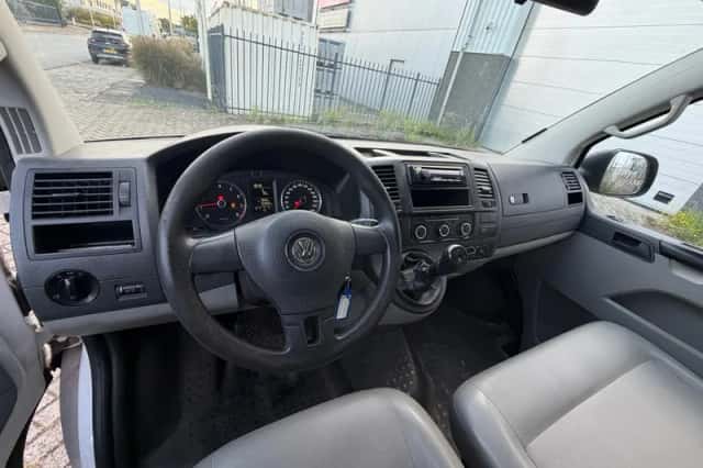 Volkswagen Transporter (2011) thumbnail 6