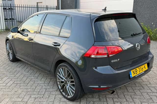 Volkswagen Golf (2017) thumbnail 2