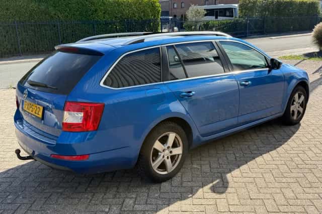 Škoda Octavia (2014) thumbnail 3