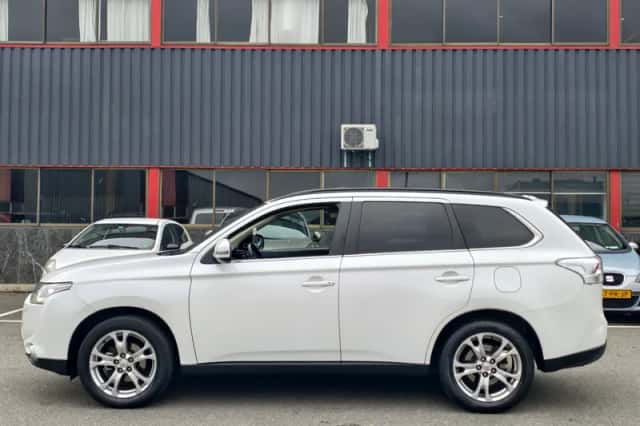 Mitsubishi Outlander (2013) thumbnail 2