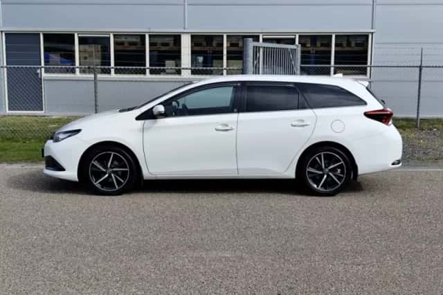 Toyota Auris (2019) thumbnail 2