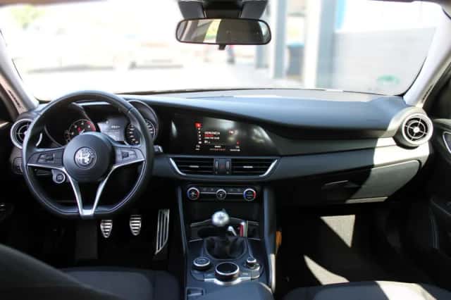 Alfa Romeo Giulia (2016) thumbnail 2