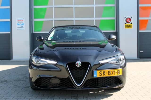 Alfa Romeo Giulia (2016) thumbnail 3