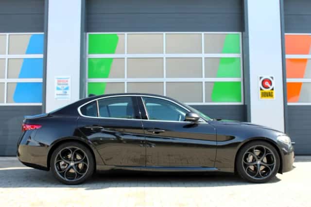Alfa Romeo Giulia (2016) thumbnail 5