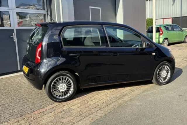 Volkswagen Up! (2015) thumbnail 3