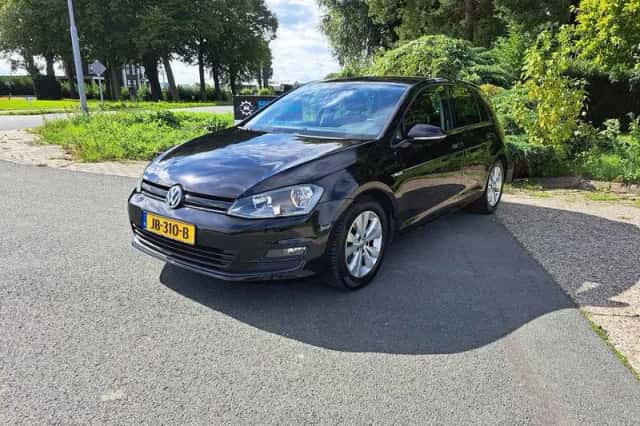 Volkswagen Golf (2016) thumbnail 2