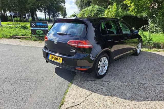 Volkswagen Golf (2016) thumbnail 3