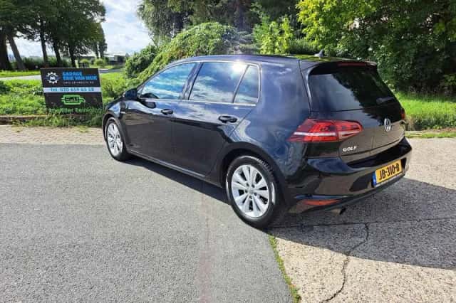 Volkswagen Golf (2016) thumbnail 4