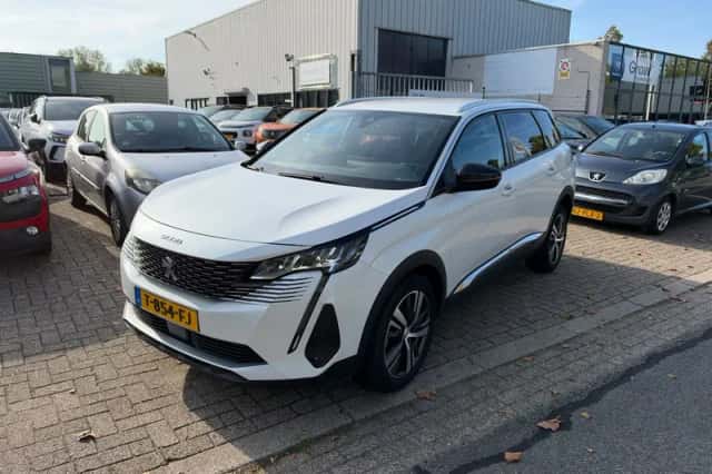 Peugeot 5008 (2023) thumbnail 1