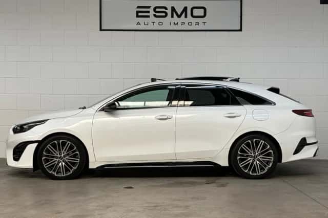 Kia ProCeed (2023) thumbnail 2