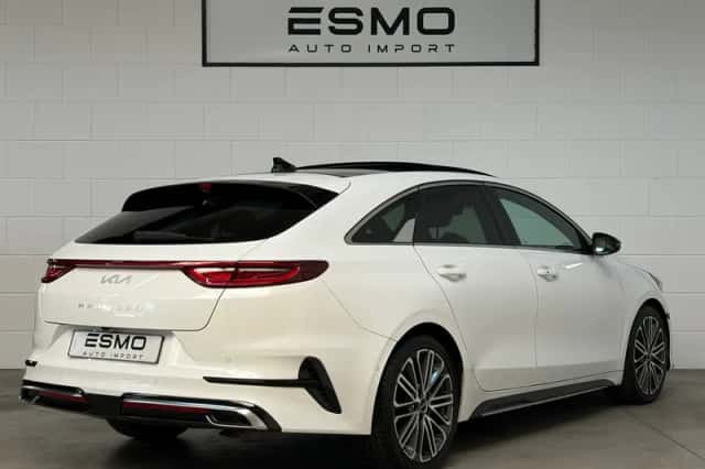 Kia ProCeed (2023) thumbnail 3