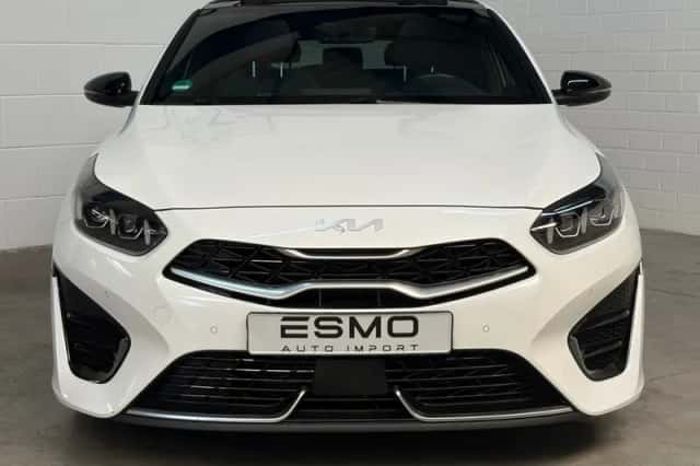 Kia ProCeed (2023) thumbnail 4