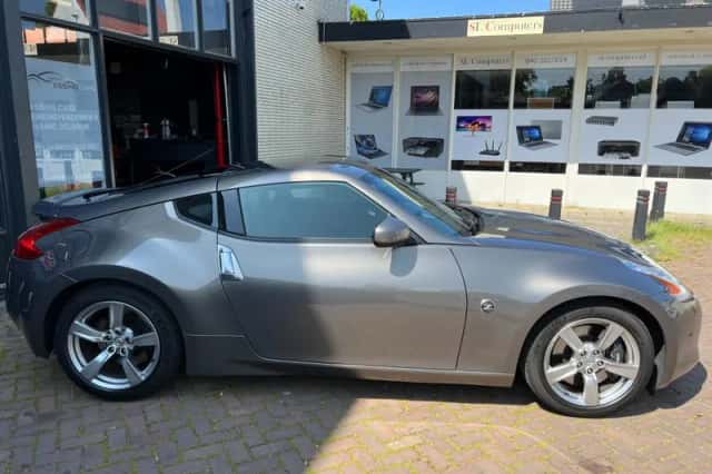 Nissan 370Z (2010) thumbnail 3