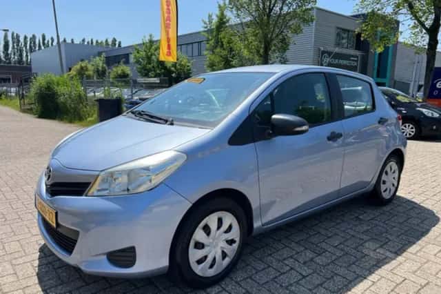 Toyota Yaris (2012) thumbnail 2