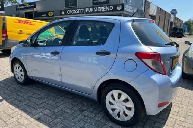 Toyota Yaris (2012) thumbnail 3