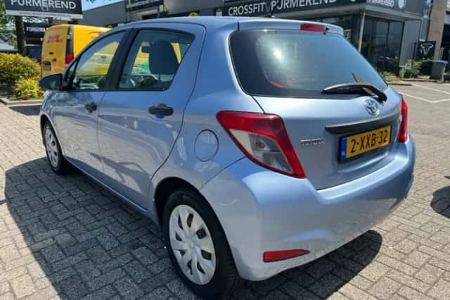 Toyota Yaris (2012) thumbnail 4