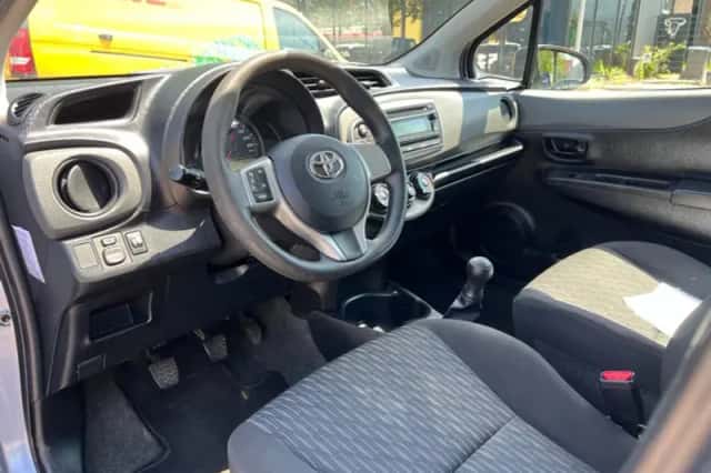 Toyota Yaris (2012) thumbnail 5