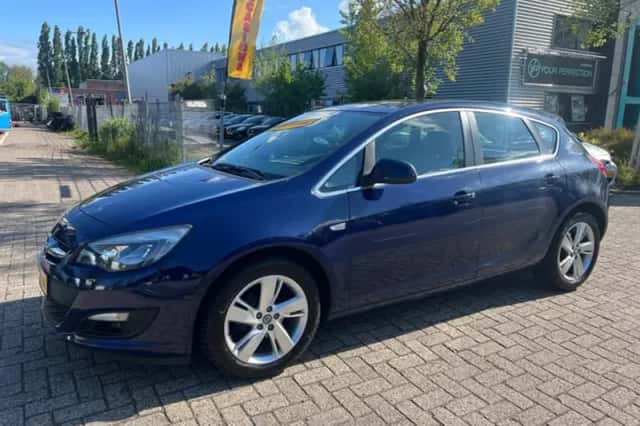 Opel Astra (2014) thumbnail 2