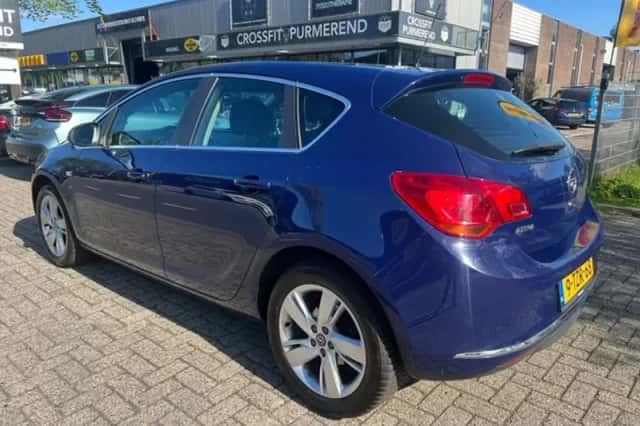 Opel Astra (2014) thumbnail 3