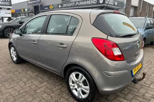 Opel Corsa (2013) thumbnail 3