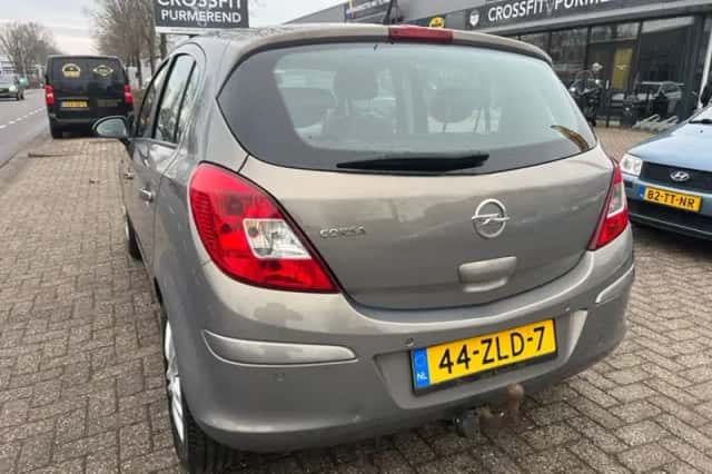 Opel Corsa (2013) thumbnail 4
