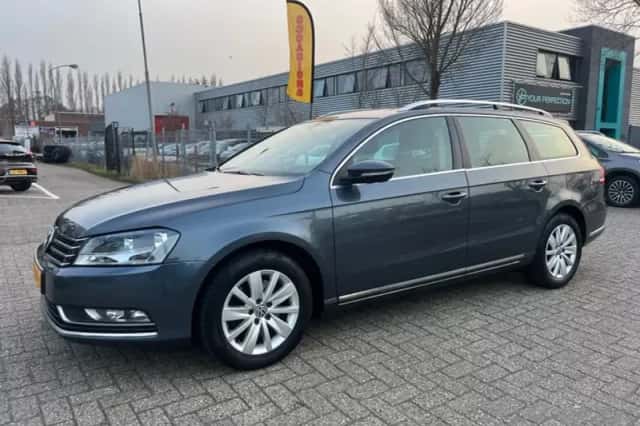 Volkswagen Passat (2012) thumbnail 2