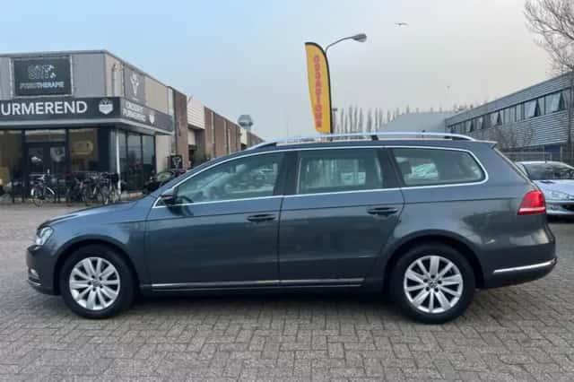 Volkswagen Passat (2012) thumbnail 3