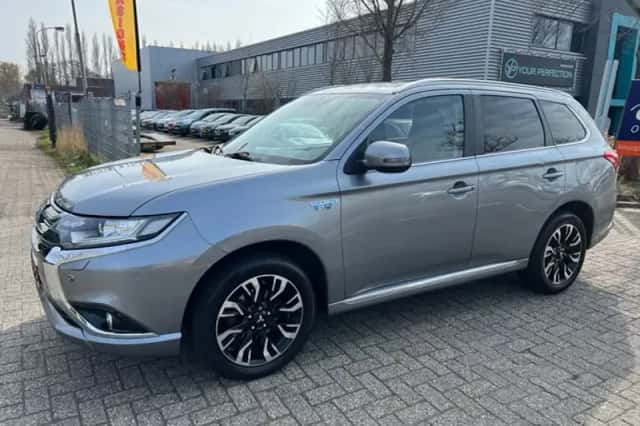 Mitsubishi Outlander (2015) thumbnail 2