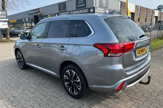 Mitsubishi Outlander (2015) thumbnail 3