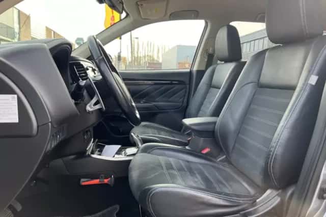 Mitsubishi Outlander (2015) thumbnail 5