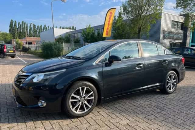 Toyota Avensis (2012) thumbnail 2
