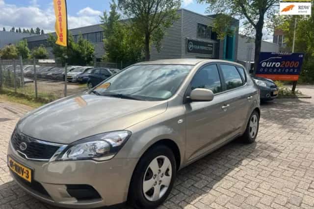 Kia Ceed (2010) thumbnail 1