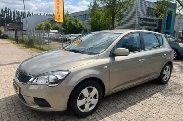 Kia Ceed (2010) thumbnail 2
