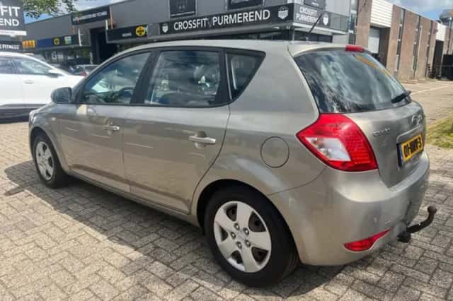 Kia Ceed (2010) thumbnail 3