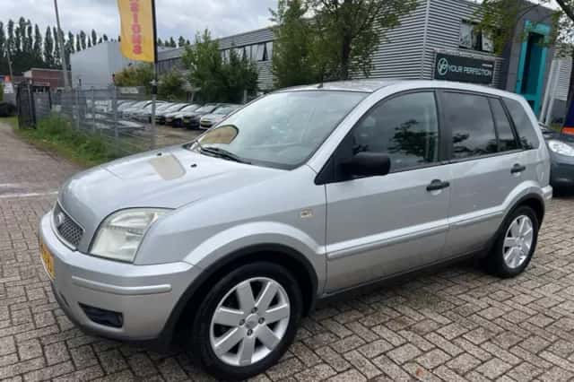 Ford Fusion (2005) thumbnail 2