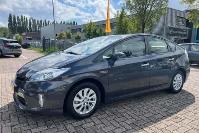 Toyota Prius (2015) thumbnail 2
