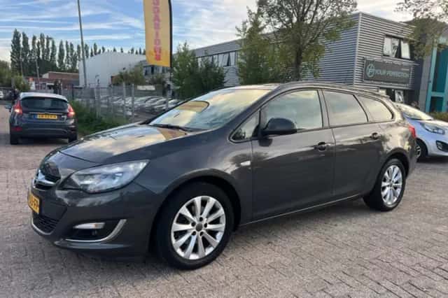 Opel Astra (2013) thumbnail 2