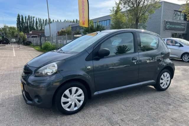 Toyota Aygo (2012) thumbnail 2