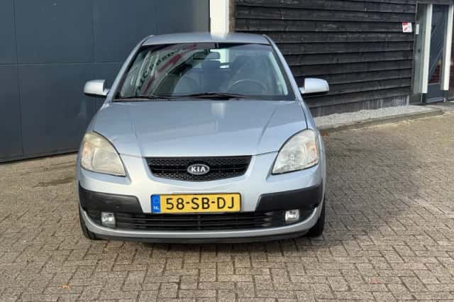 Kia Rio (2005) thumbnail 3