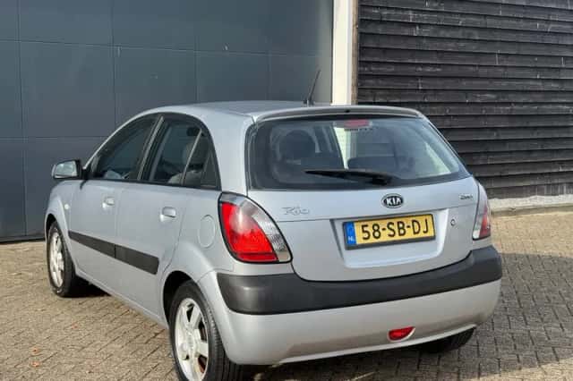 Kia Rio (2005) thumbnail 4