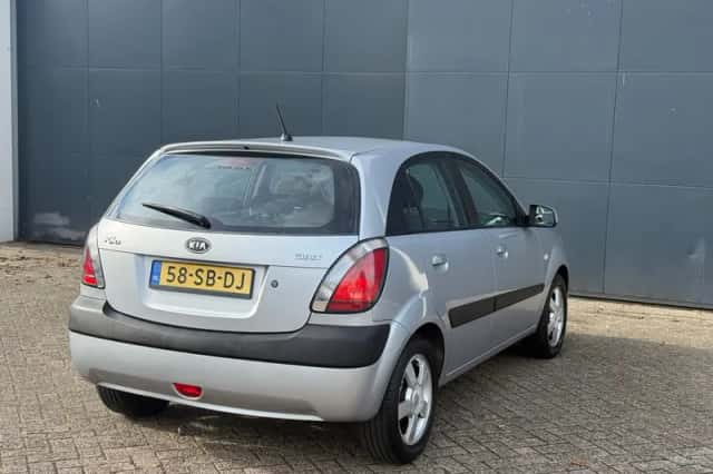 Kia Rio (2005) thumbnail 5