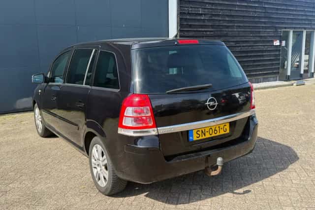 Opel Zafira (2010) thumbnail 4
