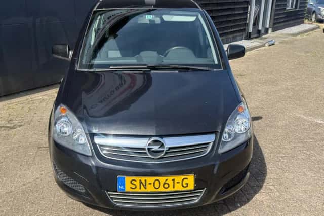 Opel Zafira (2010) thumbnail 6