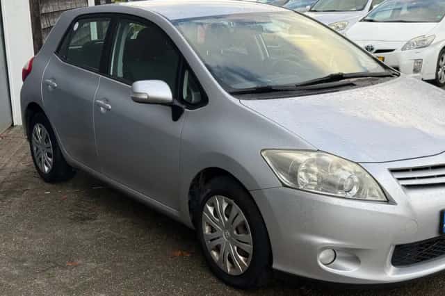 Toyota Auris (2010) thumbnail 3