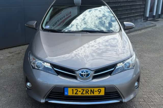 Toyota Auris (2013) thumbnail 3