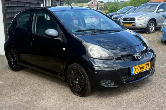 Toyota Aygo (2011) thumbnail 4