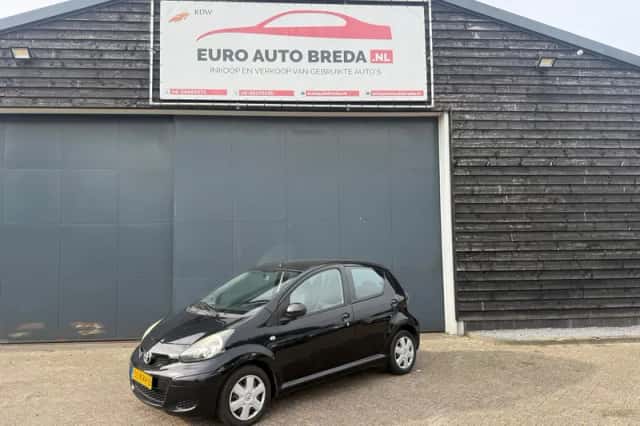Toyota Aygo (2010) thumbnail 1