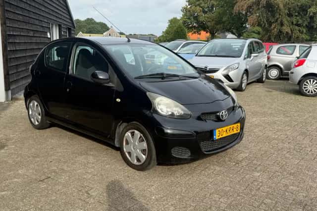 Toyota Aygo (2010) thumbnail 4