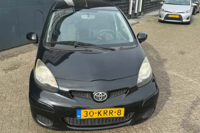 Toyota Aygo (2010) thumbnail 5